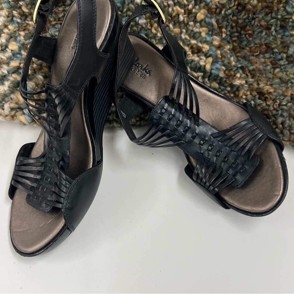 NWOT. CLARKS BENDABLE SANDAL 9.0